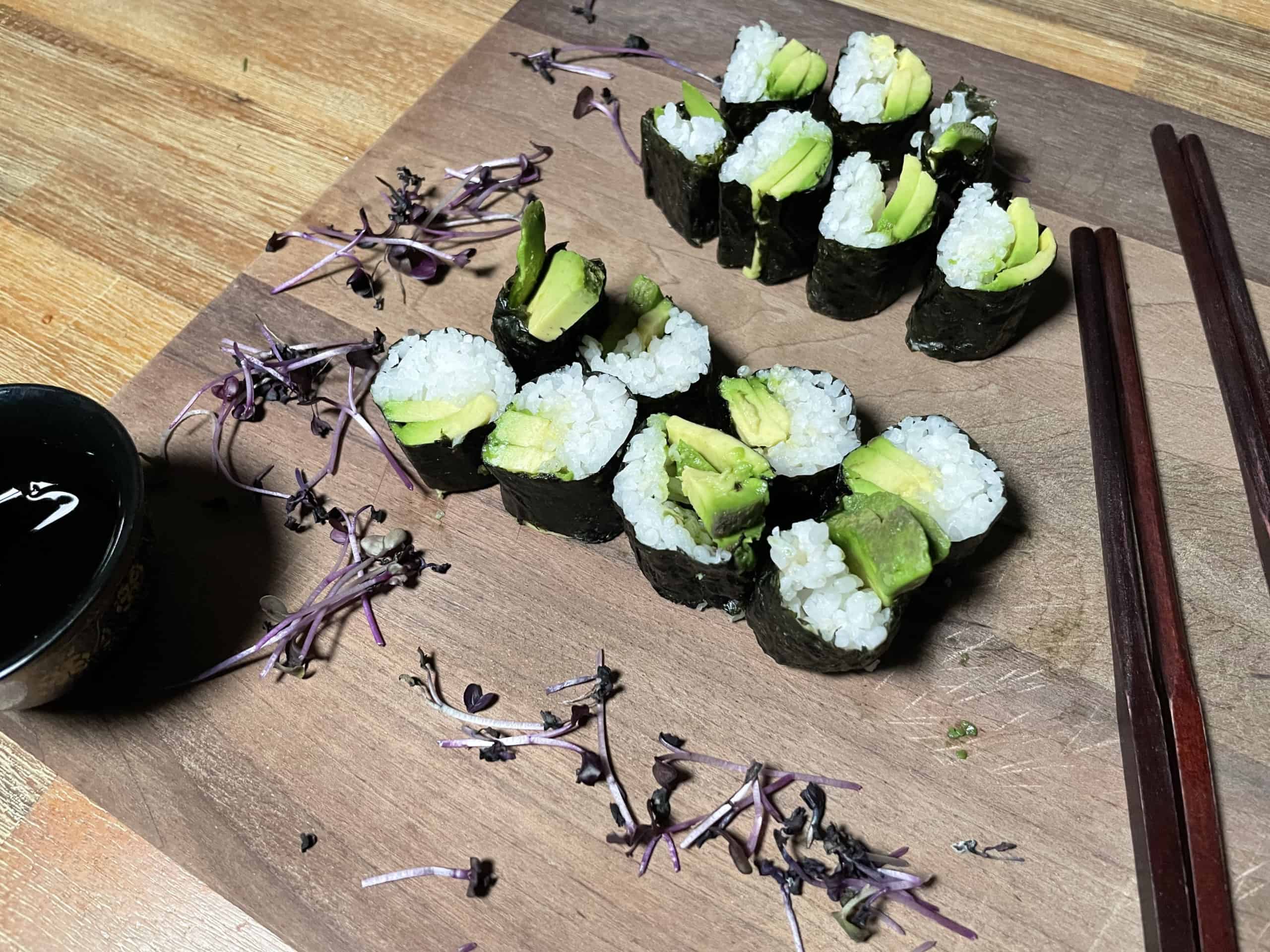 Avocado Maki mit Sushi Reis zubereiten