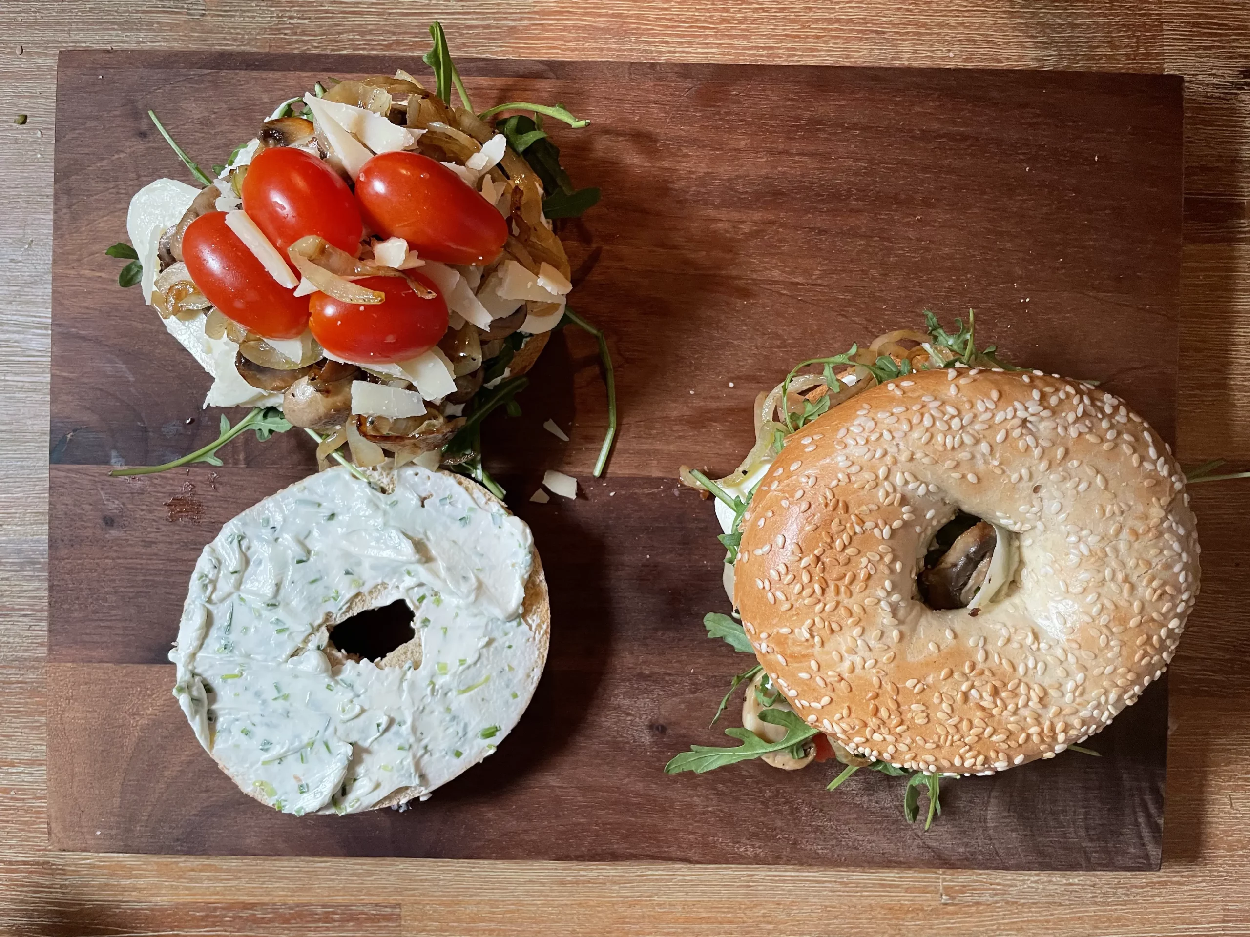 Belegter Bagel Rezept mit Tomaten